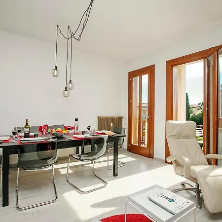 Διαμέρισμα Sleeps 6 Pulciano