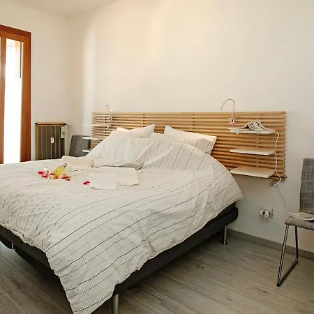 Διαμέρισμα Sleeps 6 *